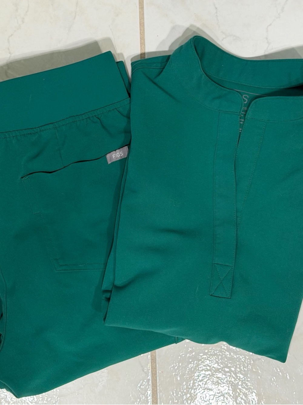FIGS Scrub Set (Rafaela Top XS/Zamora Jogger S) in Hunter Green